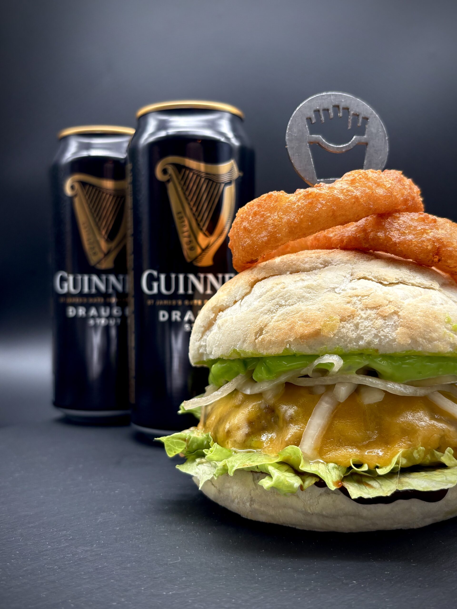 Monatsburger April Dublin Dark Burger mit Guinness-BBQ Sauce, Cheddar und eingelegten Zwiebeln im Burger Restaurant Filou in Geislingen mit Guinness im Hintergrund